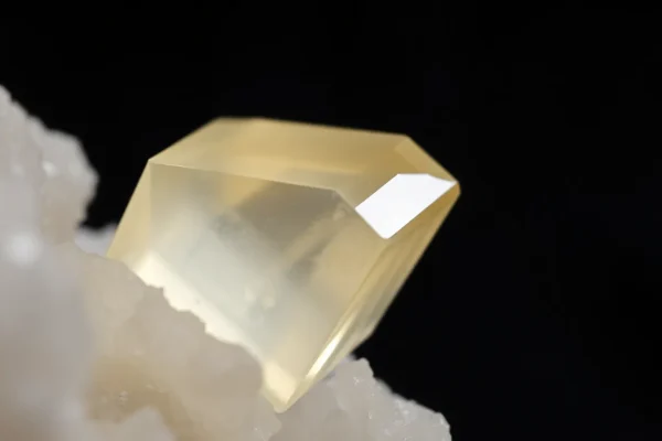 Sanidine – High‑Temperature Potassium Feldspar Gemstone